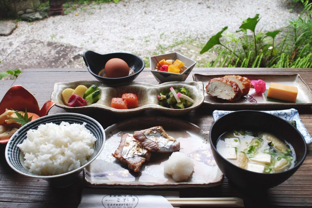 「ギャラリーこだま」で楽しむ、郷土料理を取り入れた地元の味が満載の朝食