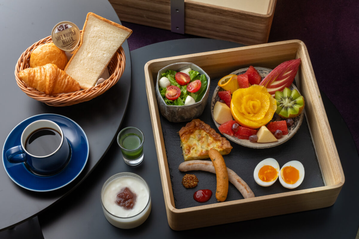 彩り果実とソーセージの洋食プレート